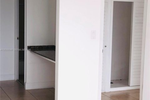 Снять в аренду кондоминиум в Майами, Флорида 2 спальни, 114.27м2, № 2078232 - фото 17