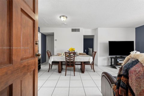 Condominio en venta en Hialeah, Florida, 2 dormitorios, 70.14 m2 № 1833971 - foto 5
