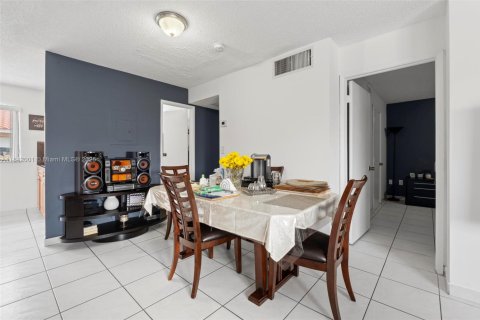 Condominio en venta en Hialeah, Florida, 2 dormitorios, 70.14 m2 № 1833971 - foto 9