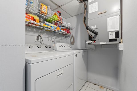 Condominio en venta en Hialeah, Florida, 2 dormitorios, 70.14 m2 № 1833971 - foto 11