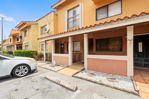 Condominio en venta en Hialeah, Florida, 2 dormitorios, 70.14 m2 № 1833971 - foto 2