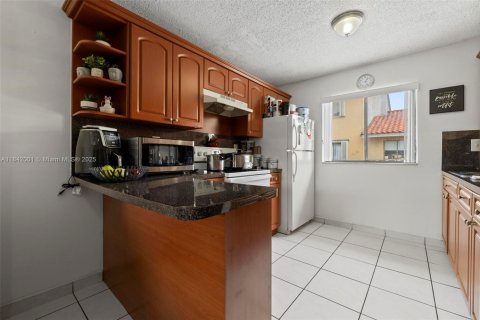 Condominio en venta en Hialeah, Florida, 2 dormitorios, 70.14 m2 № 1833971 - foto 4
