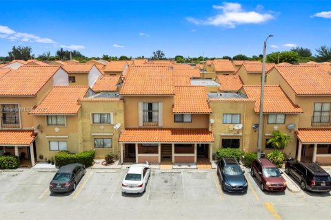 Condominio en venta en Hialeah, Florida, 2 dormitorios, 70.14 m2 № 1833971 - foto 1