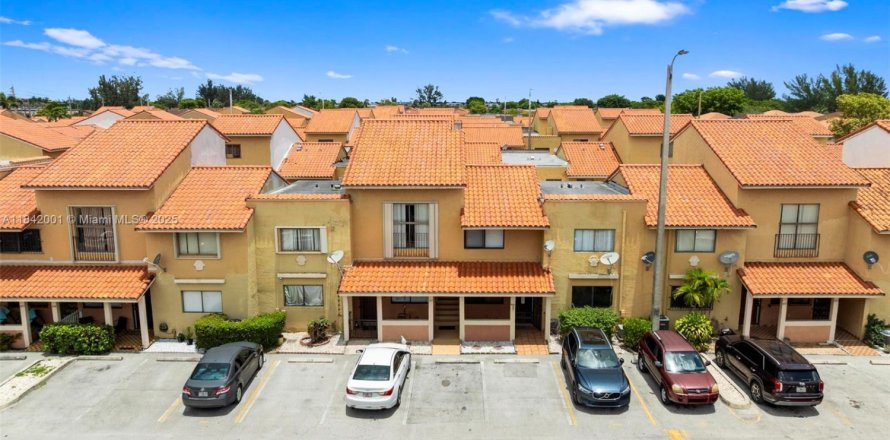 Condominio en Hialeah, Florida, 2 dormitorios  № 1833971