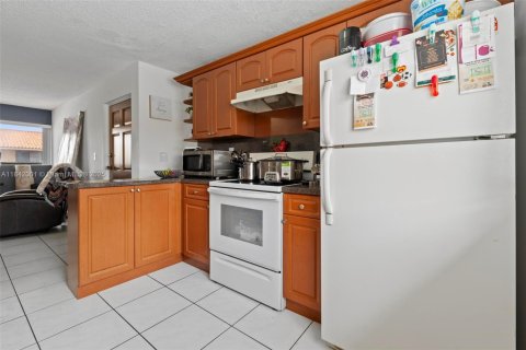 Condominio en venta en Hialeah, Florida, 2 dormitorios, 70.14 m2 № 1833971 - foto 28