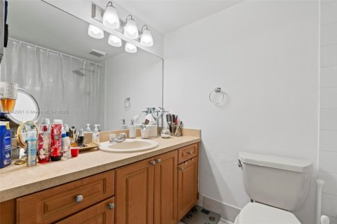 Condominio en venta en Hialeah, Florida, 2 dormitorios, 70.14 m2 № 1833971 - foto 10