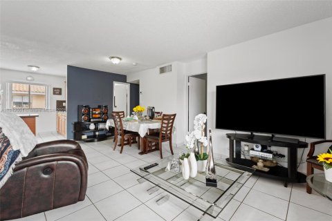 Condominio en venta en Hialeah, Florida, 2 dormitorios, 70.14 m2 № 1833971 - foto 7
