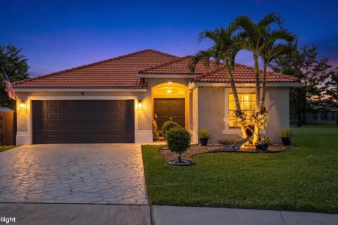 House in Royal Palm Beach, Florida 3 bedrooms, 153.29 sq.m. № 2180728