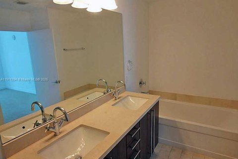 Condo in Miami, Florida, 2 bedrooms  № 2052900 - photo 11