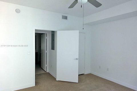 Condo in Miami, Florida, 2 bedrooms  № 2052900 - photo 13