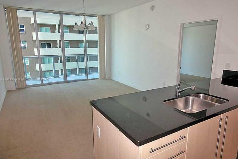 Condo in Miami, Florida, 2 bedrooms  № 2052900 - photo 2