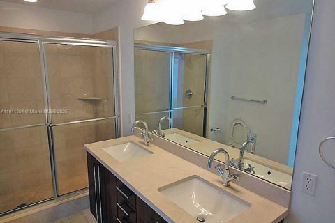 Condo in Miami, Florida, 2 bedrooms  № 2052900 - photo 10