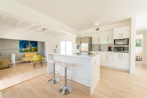 Commercial property in Miami, Florida 216.56 sq.m. № 1937938 - photo 6