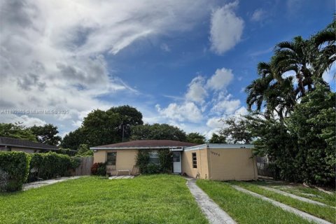 Casa en venta en North Miami, Florida, 3 dormitorios, 111.2 m2 № 1946680 - foto 1