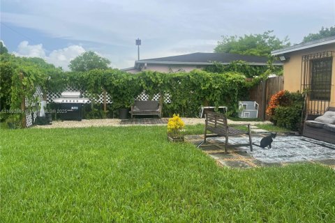 Casa en venta en North Miami, Florida, 3 dormitorios, 111.2 m2 № 1946680 - foto 3