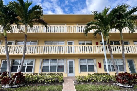 Condo in West Palm Beach, Florida, 2 bedrooms  № 1116644 - photo 1