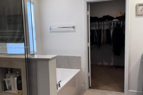 Снять в аренду виллу или дом в Хомстед, Флорида 4 спальни, 273.5м2, № 1983014 - фото 4