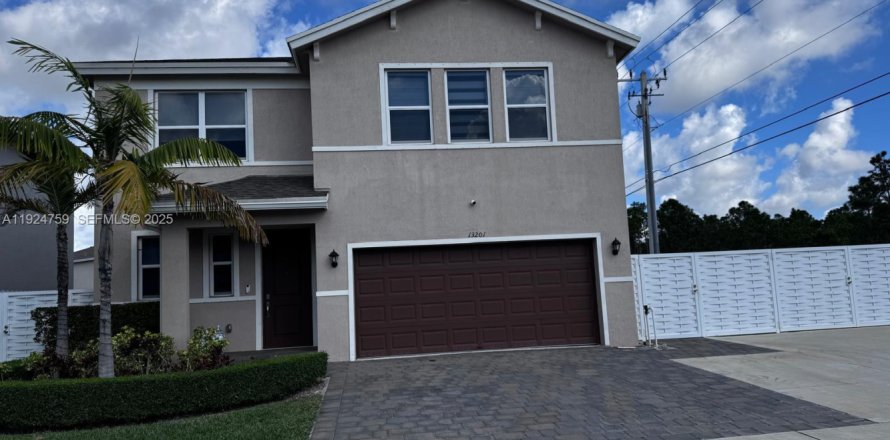 Дом в Хомстед, Флорида 4 спальни, 273.5м2 № 1983014