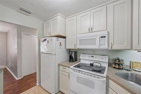 Condo in Bradenton, Florida, 2 bedrooms № 2109822 - photo 9