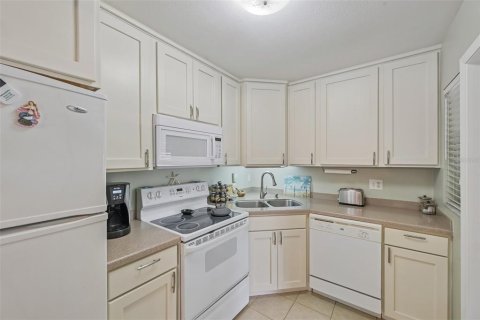 Condo in Bradenton, Florida, 2 bedrooms № 2109822 - photo 11
