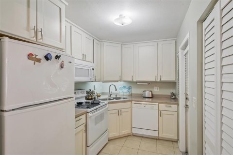 Condo in Bradenton, Florida, 2 bedrooms № 2109822 - photo 12