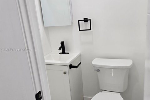 Villa ou maison à louer à North Miami, Floride: 2 chambres, 82.68 m2 № 1999615 - photo 12