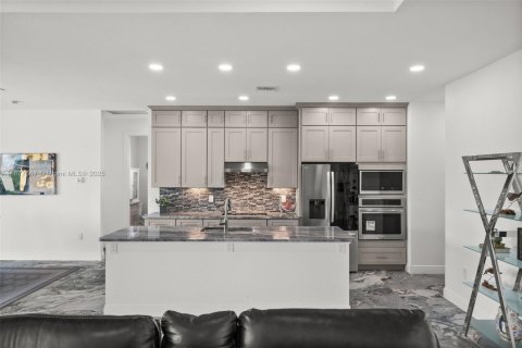 House in Cape Coral, Florida 3 bedrooms, 204.38 sq.m. № 1923177 - photo 13