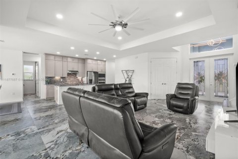 House in Cape Coral, Florida 3 bedrooms, 204.38 sq.m. № 1923177 - photo 18