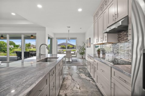 House in Cape Coral, Florida 3 bedrooms, 204.38 sq.m. № 1923177 - photo 10