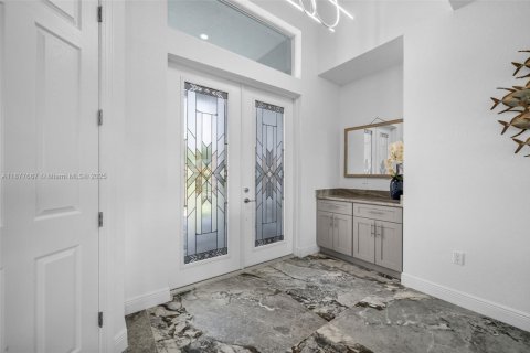 House in Cape Coral, Florida 3 bedrooms, 204.38 sq.m. № 1923177 - photo 7