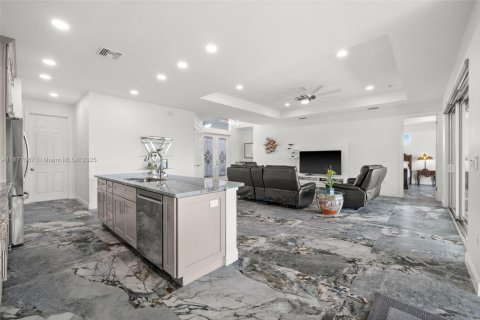 House in Cape Coral, Florida 3 bedrooms, 204.38 sq.m. № 1923177 - photo 12