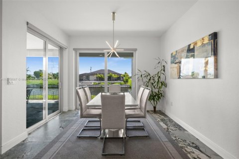 House in Cape Coral, Florida 3 bedrooms, 204.38 sq.m. № 1923177 - photo 14