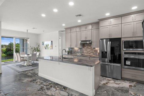 House in Cape Coral, Florida 3 bedrooms, 204.38 sq.m. № 1923177 - photo 8