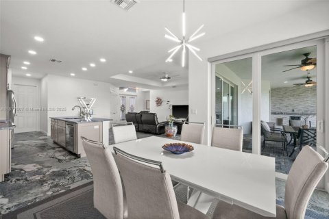 House in Cape Coral, Florida 3 bedrooms, 204.38 sq.m. № 1923177 - photo 15