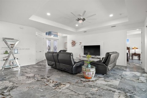 House in Cape Coral, Florida 3 bedrooms, 204.38 sq.m. № 1923177 - photo 16