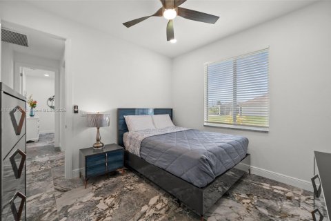 House in Cape Coral, Florida 3 bedrooms, 204.38 sq.m. № 1923177 - photo 27