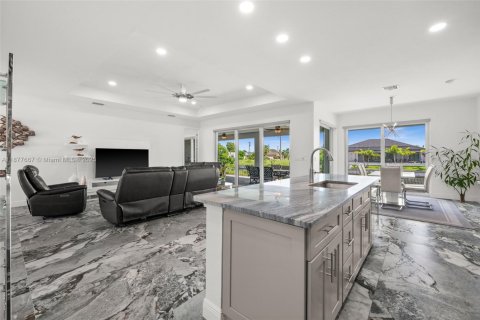 House in Cape Coral, Florida 3 bedrooms, 204.38 sq.m. № 1923177 - photo 9