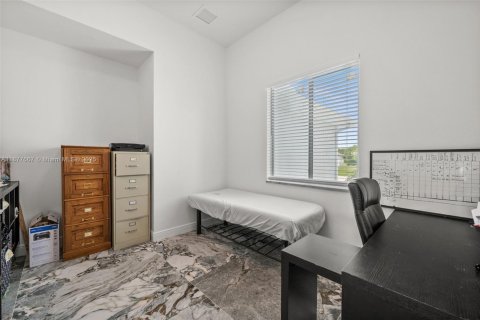 House in Cape Coral, Florida 3 bedrooms, 204.38 sq.m. № 1923177 - photo 29