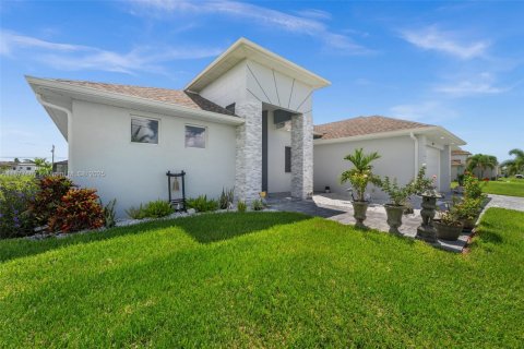 House in Cape Coral, Florida 3 bedrooms, 204.38 sq.m. № 1923177 - photo 4