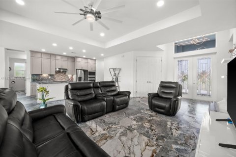 House in Cape Coral, Florida 3 bedrooms, 204.38 sq.m. № 1923177 - photo 19