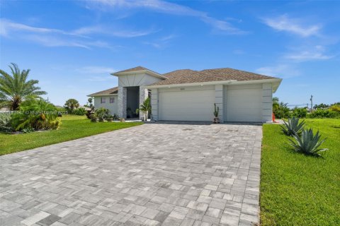 House in Cape Coral, Florida 3 bedrooms, 204.38 sq.m. № 1923177 - photo 1
