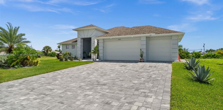 House in Cape Coral, Florida 3 bedrooms, 204.38 sq.m. № 1923177