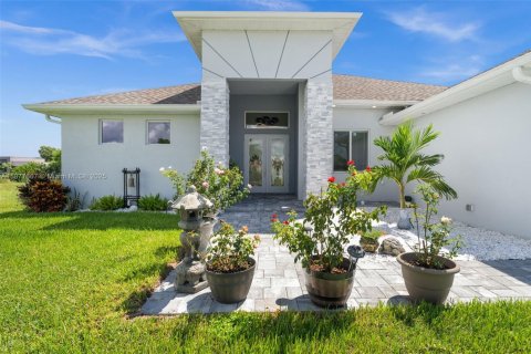 House in Cape Coral, Florida 3 bedrooms, 204.38 sq.m. № 1923177 - photo 5
