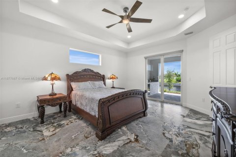 House in Cape Coral, Florida 3 bedrooms, 204.38 sq.m. № 1923177 - photo 21