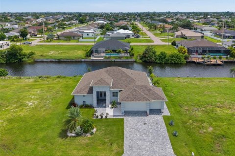 House in Cape Coral, Florida 3 bedrooms, 204.38 sq.m. № 1923177 - photo 3