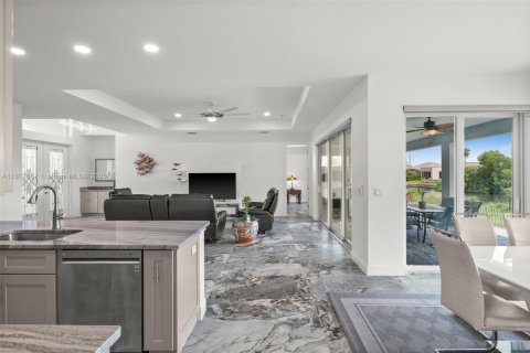 House in Cape Coral, Florida 3 bedrooms, 204.38 sq.m. № 1923177 - photo 11