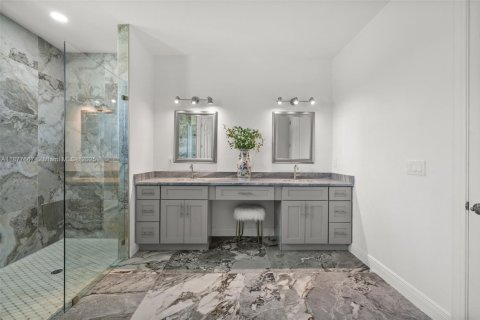 House in Cape Coral, Florida 3 bedrooms, 204.38 sq.m. № 1923177 - photo 23