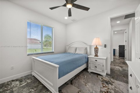 House in Cape Coral, Florida 3 bedrooms, 204.38 sq.m. № 1923177 - photo 24