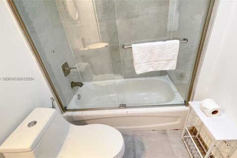 Condo in Miami, Florida, 3 bedrooms № 2256314 - photo 12