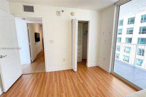 Condo in Miami, Florida, 3 bedrooms № 2256314 - photo 2